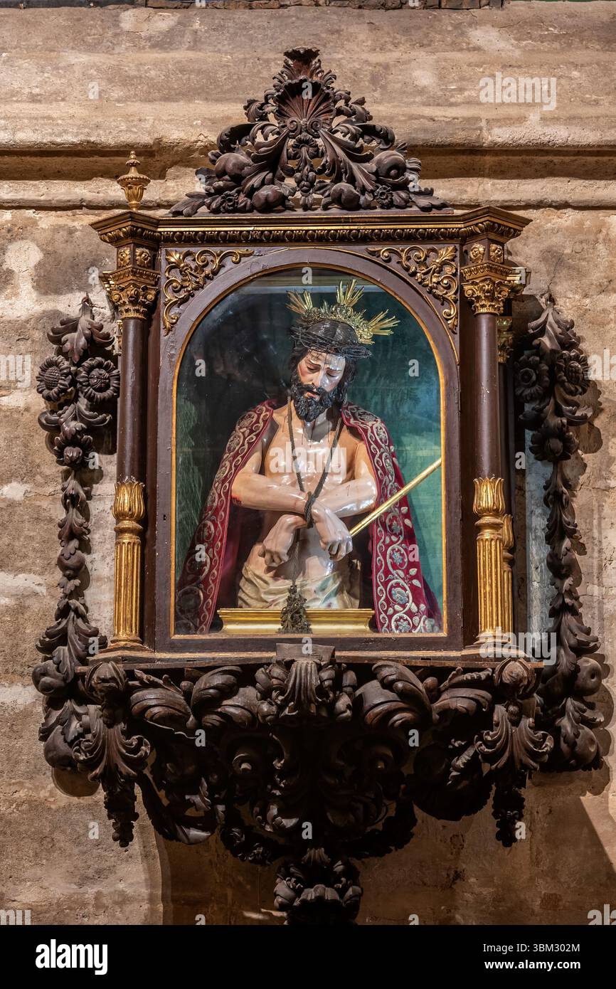 Ecce Homo sculpture de Jésus-Christ avec couronne d'épines dans la chapelle de San Francisco dans la cathédrale de Séville à Séville, Espagne. Oeuvre du XVIIe siècle Banque D'Images