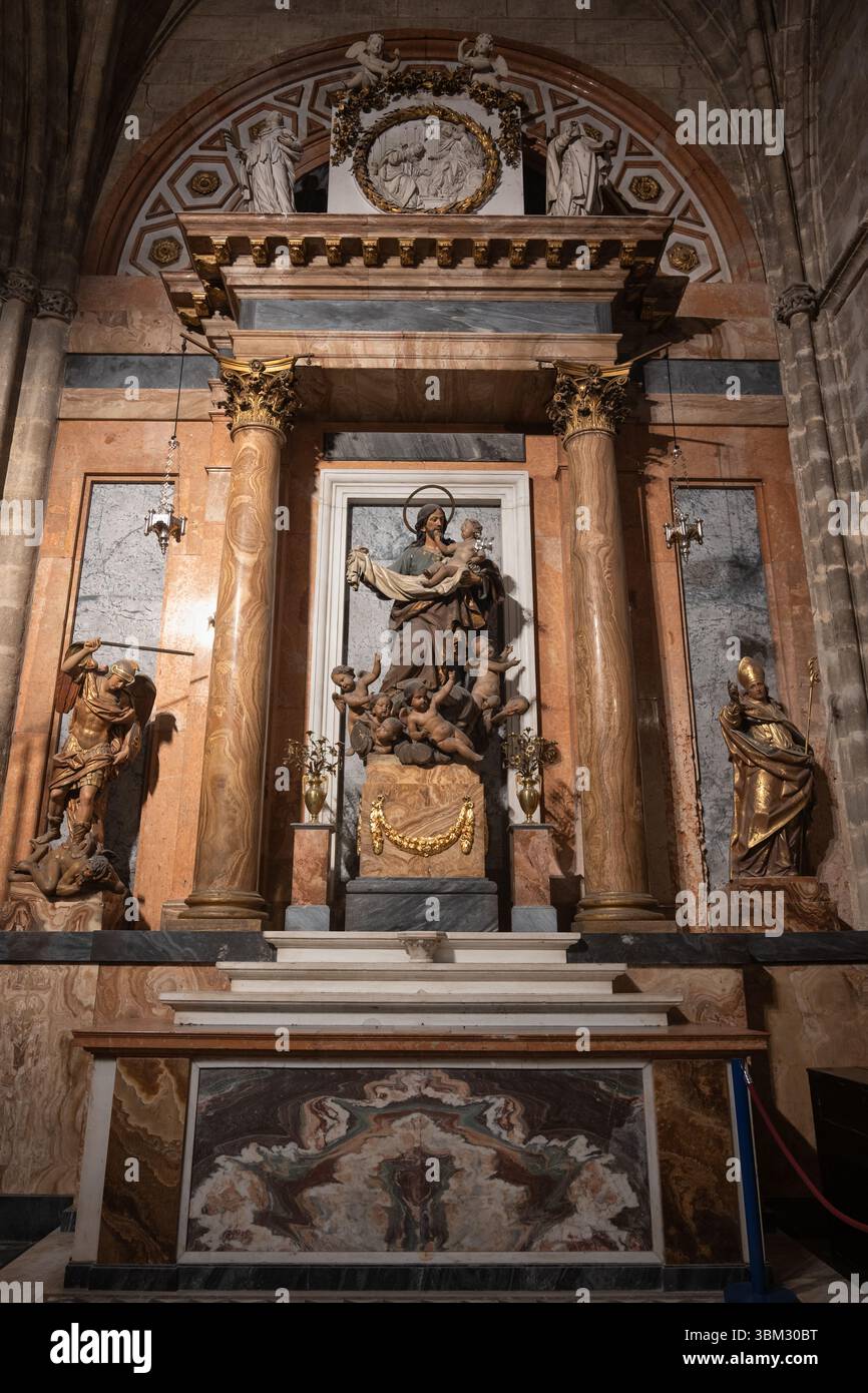 Chapelle Saint Joseph (Capilla de San Jose) avec sculpture Saint Joseph et enfant Jésus (19ème siècle) dans la cathédrale de Séville à Séville, Andalousie, SP Banque D'Images