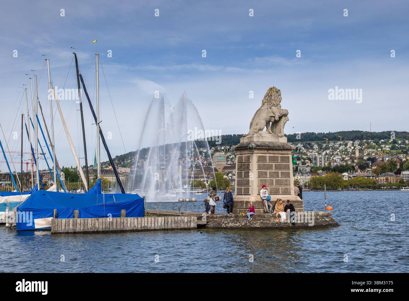 Monument du lion par Urs Eggenschwyler à la marina sur le lac de Zurich, en Suisse. Banque D'Images