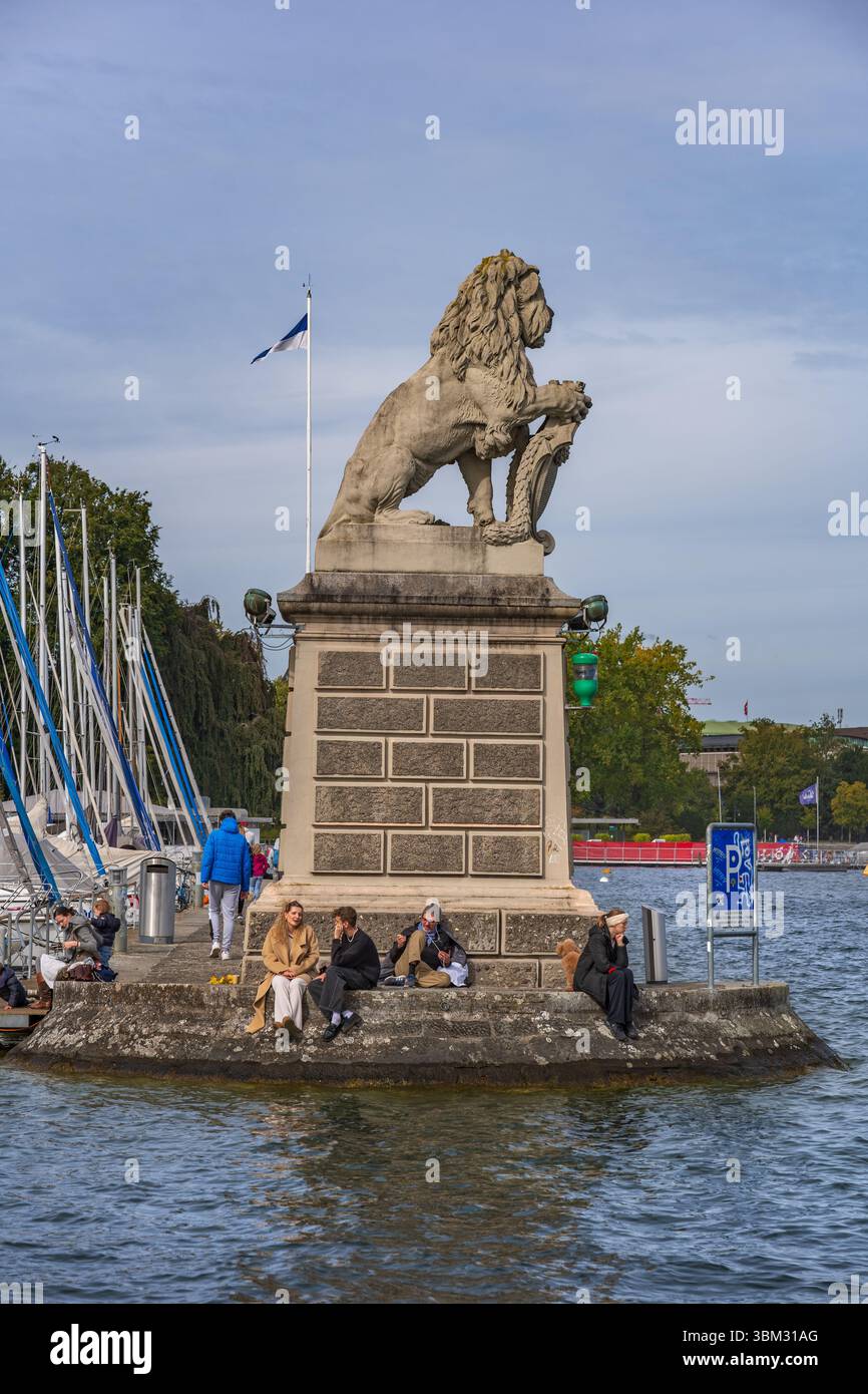 Les gens au monument du Lion par Urs Eggenschwyler sur le lac de Zurich, en Suisse. Banque D'Images
