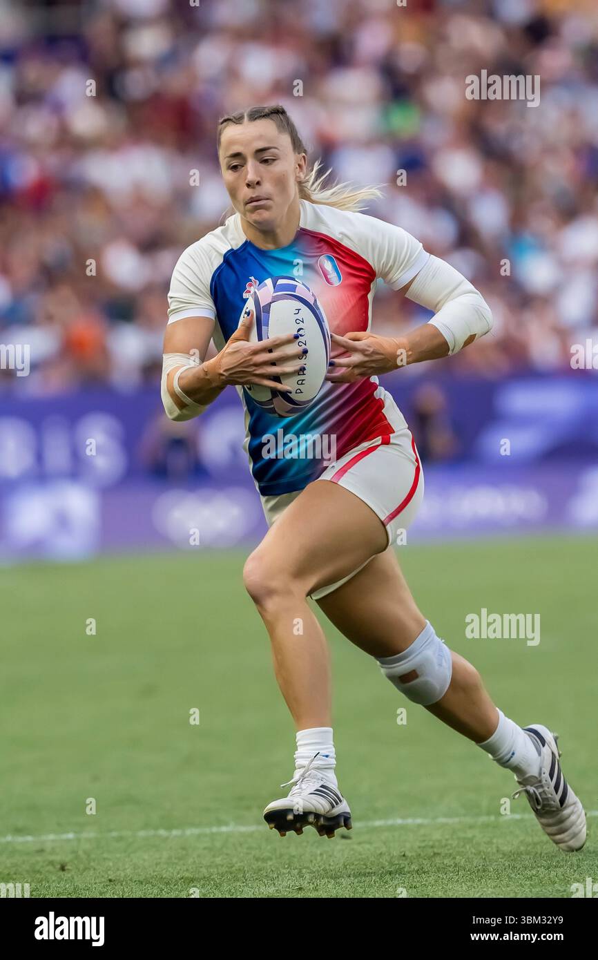 Joanna Grisez (FRA) (5) dirige le ballon contre l'équipe Brésil (BRA) dans leur match de rugby à sept en poule C féminin au stade Sade de France lors des Jeux olympiques d'été de Paris en 2024 à Paris, France. Banque D'Images