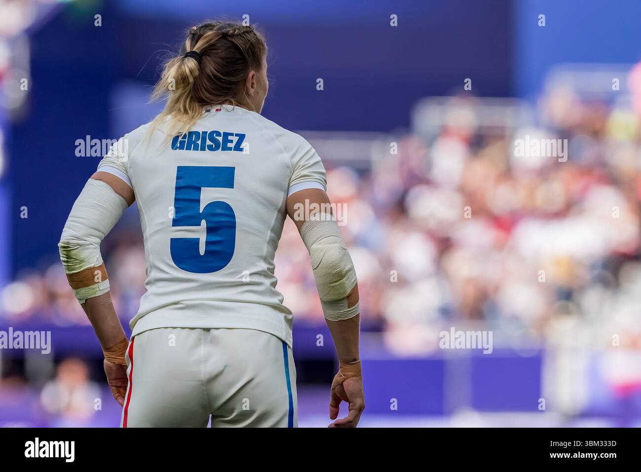 Joanna Grisez (FRA) (5) joue contre l'équipe Brésil (BRA) dans leur match de rugby féminin à sept poules C au stade Sade de France lors des Jeux olympiques d'été de Paris en 2024. Banque D'Images