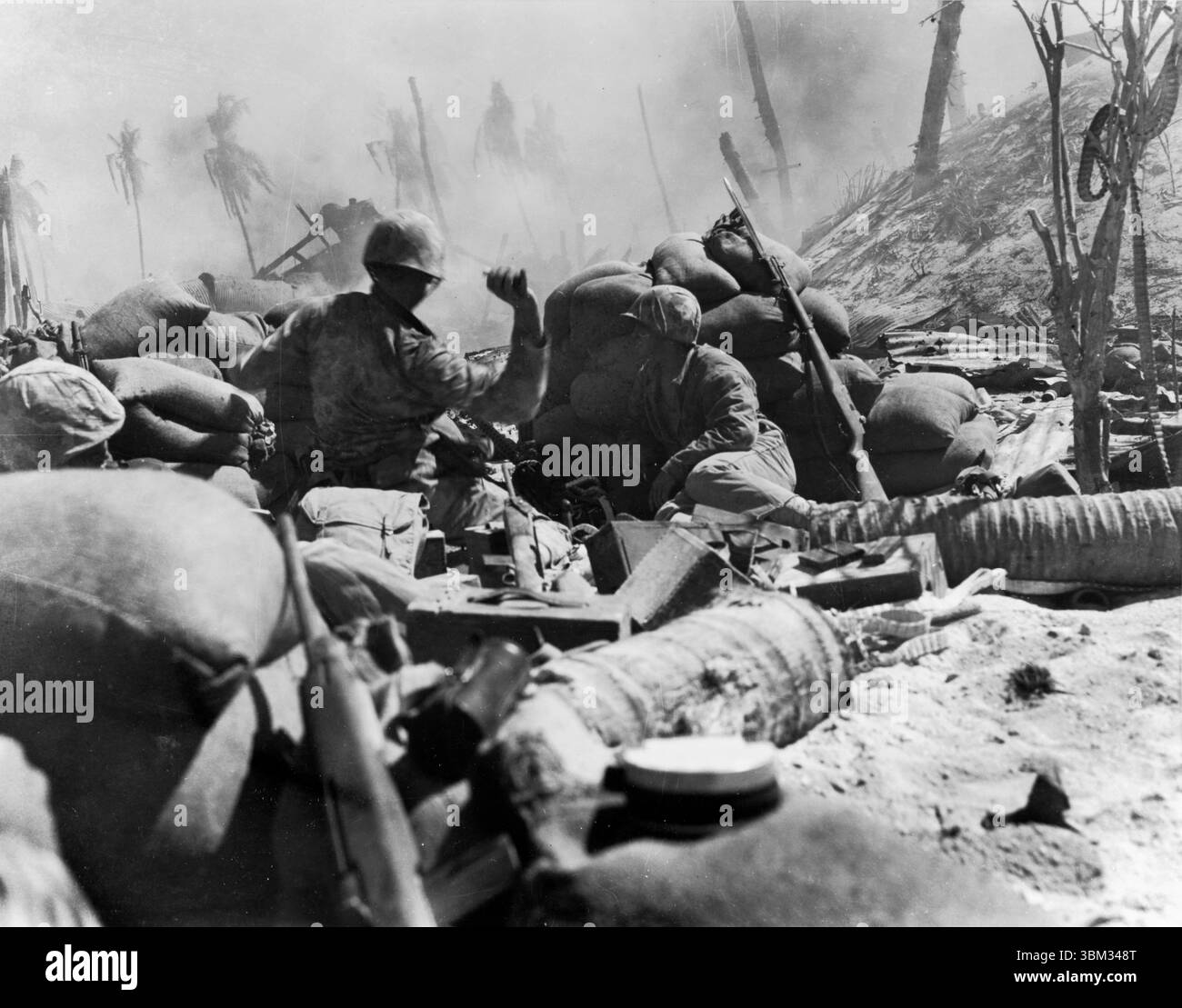 ÎLE Betio, TARAWA - vers 20-23 novembre 1943 - opération Tarawa, novembre 1943. Un Marine américain lance une grenade, pendant le combat pour l'île de Betio, c Banque D'Images