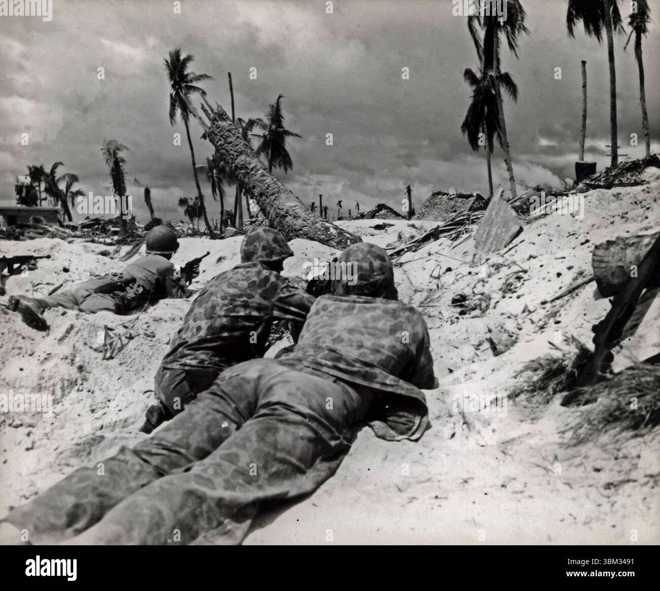 ÎLE Betio, TARAWA - vers 20-23 novembre 1943 - opération Tarawa, novembre 1943. Les Marines AMÉRICAINS attaquent un bunker japonais lors de la lutte pour Betio Isl Banque D'Images