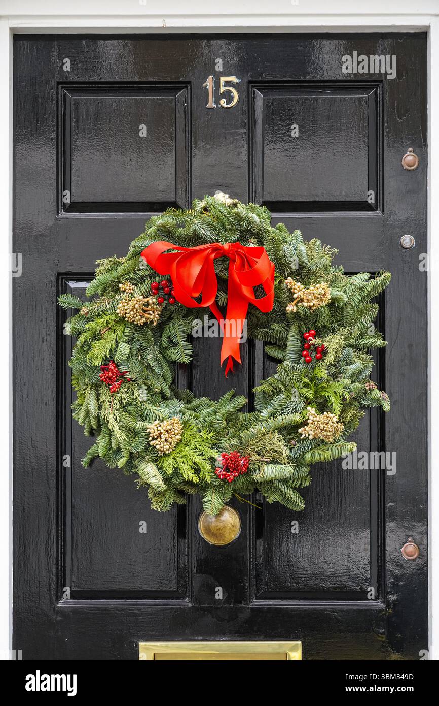 Couronne décorative de Noël accrochée sur une porte d'entrée d'une maison à Kensington, Londres, Angleterre, Royaume-Uni, Royaume-Uni Banque D'Images