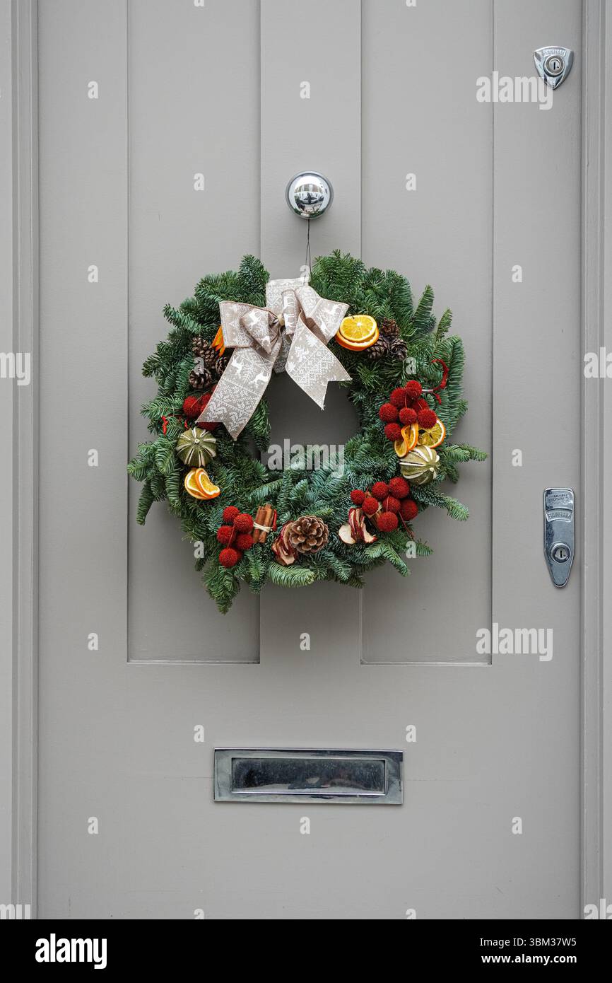 Couronne décorative de Noël accrochée sur une porte d'entrée d'une maison à Kensington, Londres, Angleterre, Royaume-Uni, Royaume-Uni Banque D'Images