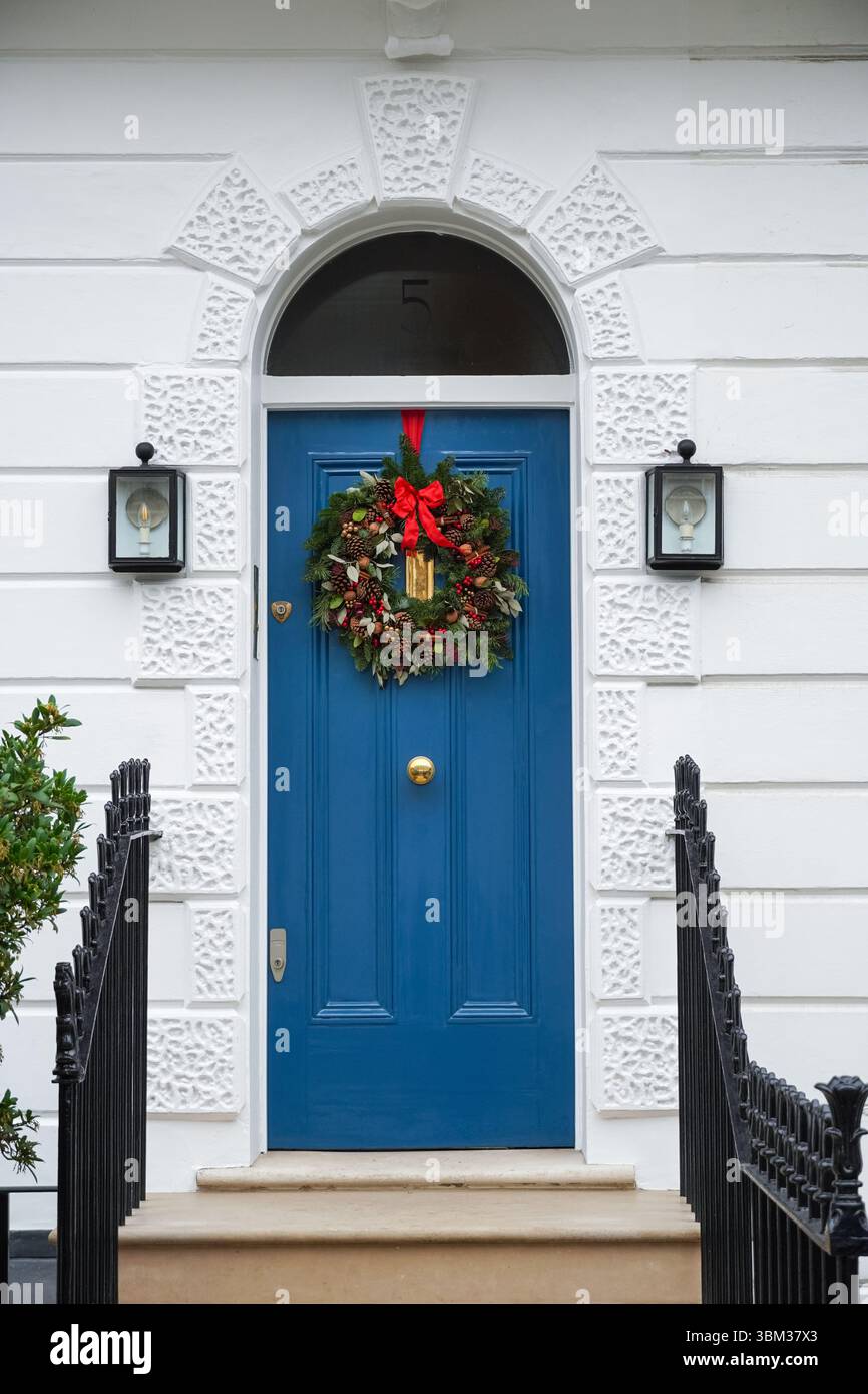 Couronne décorative de Noël accrochée sur une porte d'entrée d'une maison à Kensington, Londres, Angleterre, Royaume-Uni, Royaume-Uni Banque D'Images