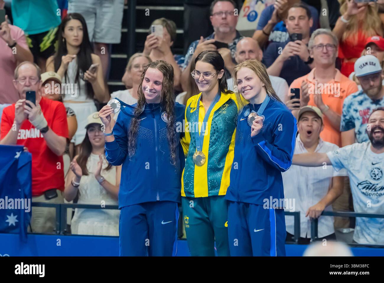 REGAN SMITH (États-Unis), KAYLEE McKeown (AUS) et KATHERINE BERKOFF (États-Unis) posent avec leurs médailles après avoir participé à la finale du 100 m dos féminin à l'Arena de la Défense de Paris lors des Jeux olympiques d'été de 2024 à Paris, France. Banque D'Images