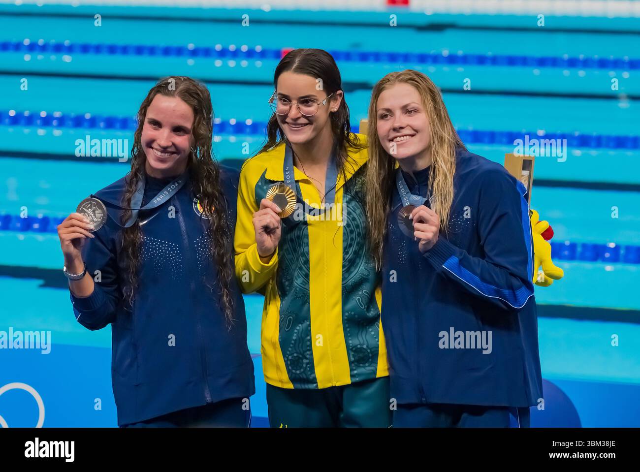 REGAN SMITH (États-Unis), KAYLEE McKeown (AUS) et KATHERINE BERKOFF (États-Unis) posent avec leurs médailles après avoir participé à la finale du 100 m dos féminin à l'Arena de la Défense de Paris lors des Jeux olympiques d'été de 2024 à Paris, France. Banque D'Images