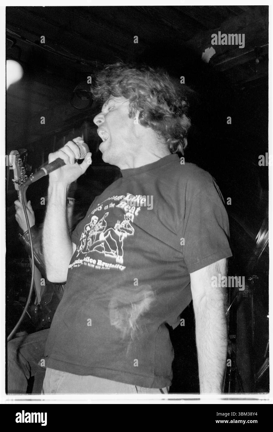 FATIMA MANSIONS, DERNIÈRE TOURNÉE, 1994 : Cathal Coughlan (16 décembre 1960 – 18 mai 2022) des Fatima Mansions jouant lors de leur dernière tournée à Bristol Fleece et Firkin à Bristol, en Angleterre, le 21 septembre 1994. Photo : Rob Watkins. INFO : Fatima Mansions, un groupe de rock alternatif irlandais formé à la fin des années 80, était dirigé par Cathal Coughlan. Connus pour leur son intense, des albums comme 'Viva Dead Ponies' et 'Lost in the former West' reflètent les paroles aiguisées de Coughlan et l'exploration sonore éclectique du groupe. Banque D'Images