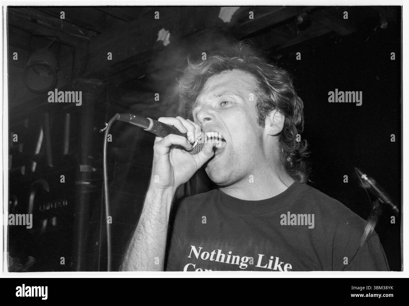 FATIMA MANSIONS, DERNIÈRE TOURNÉE, 1994 : Cathal Coughlan (16 décembre 1960 – 18 mai 2022) des Fatima Mansions jouant lors de leur dernière tournée à Bristol Fleece et Firkin à Bristol, en Angleterre, le 21 septembre 1994. Photo : Rob Watkins. INFO : Fatima Mansions, un groupe de rock alternatif irlandais formé à la fin des années 80, était dirigé par Cathal Coughlan. Connus pour leur son intense, des albums comme 'Viva Dead Ponies' et 'Lost in the former West' reflètent les paroles aiguisées de Coughlan et l'exploration sonore éclectique du groupe. Banque D'Images