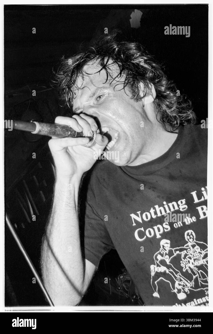 FATIMA MANSIONS, DERNIÈRE TOURNÉE, 1994 : Cathal Coughlan (16 décembre 1960 – 18 mai 2022) des Fatima Mansions jouant lors de leur dernière tournée à Bristol Fleece et Firkin à Bristol, en Angleterre, le 21 septembre 1994. Photo : Rob Watkins. INFO : Fatima Mansions, un groupe de rock alternatif irlandais formé à la fin des années 80, était dirigé par Cathal Coughlan. Connus pour leur son intense, des albums comme 'Viva Dead Ponies' et 'Lost in the former West' reflètent les paroles aiguisées de Coughlan et l'exploration sonore éclectique du groupe. Banque D'Images