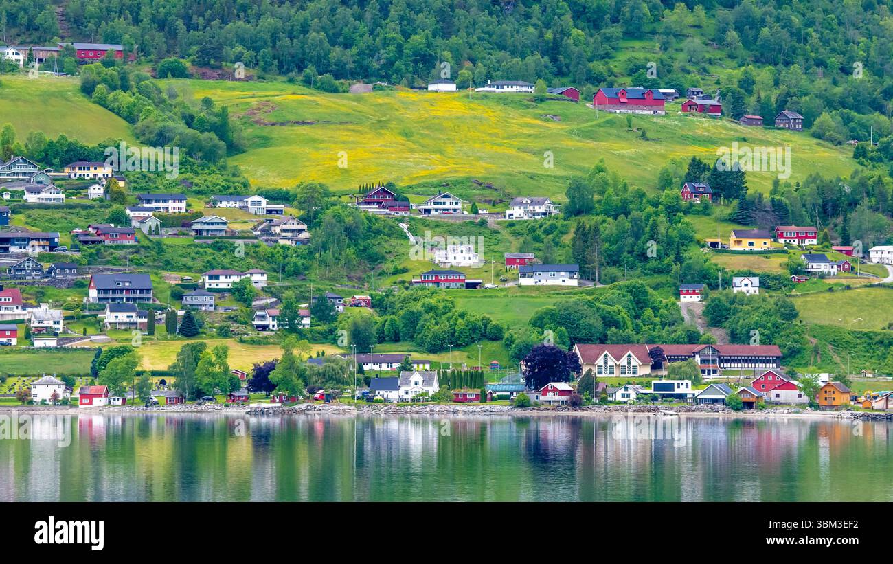 Skjolden, Norvège juin 5,2025, Skjolden – là où le fjord rencontre les montagnes, à la fin du fjord le plus long et le plus profond du monde, entouré de montagnes escarpées Banque D'Images