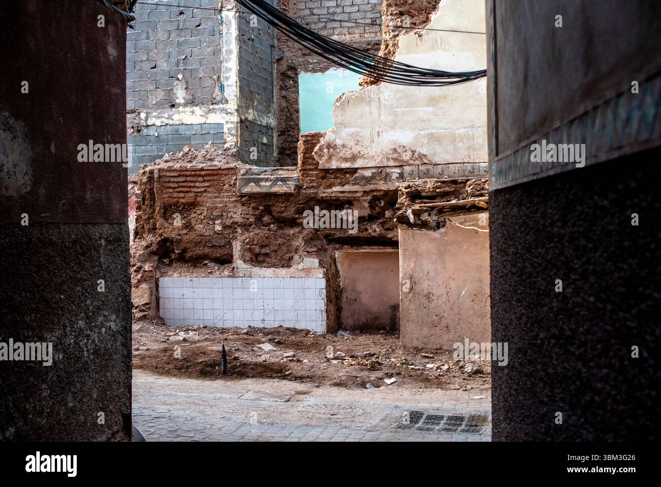 gravats de maison après le tremblement de terre de marrakech en fin d'après-midi avec des carreaux blancs sur votre dos et des murs de briques effondrés au maroc Banque D'Images