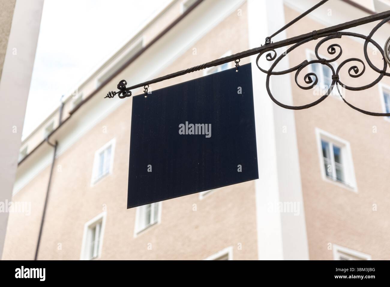 Signe carré noir vierge sur support décoratif en fer forgé, idéal pour les maquettes de boutique élégante, de boutique artisanale ou de signalétique de magasin vintage Banque D'Images