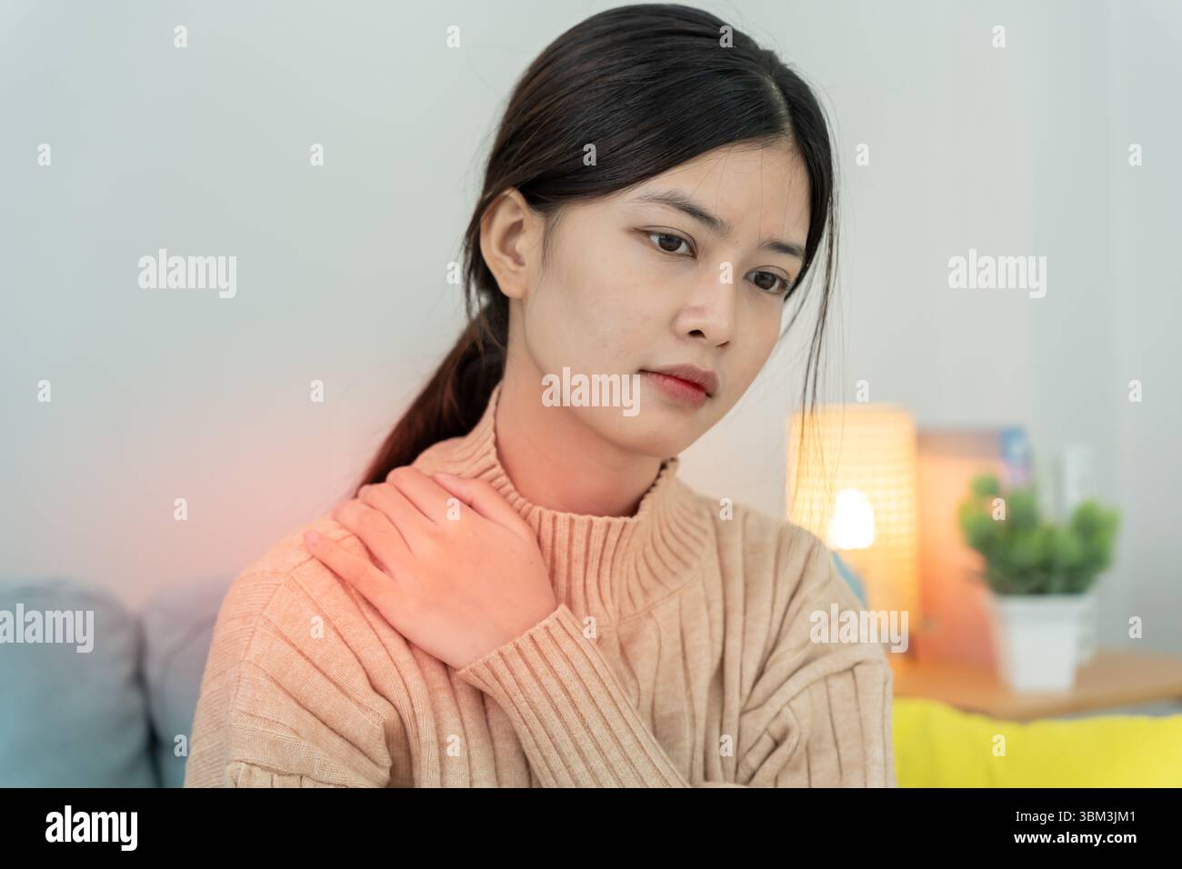 femme tenant sur l'épaule et tandis que et souffrent de la santé et des problèmes de douleur insupportable, douleur chronique à l'épaule, mal à l'épaule dans le syndrome de bureau, scol Banque D'Images