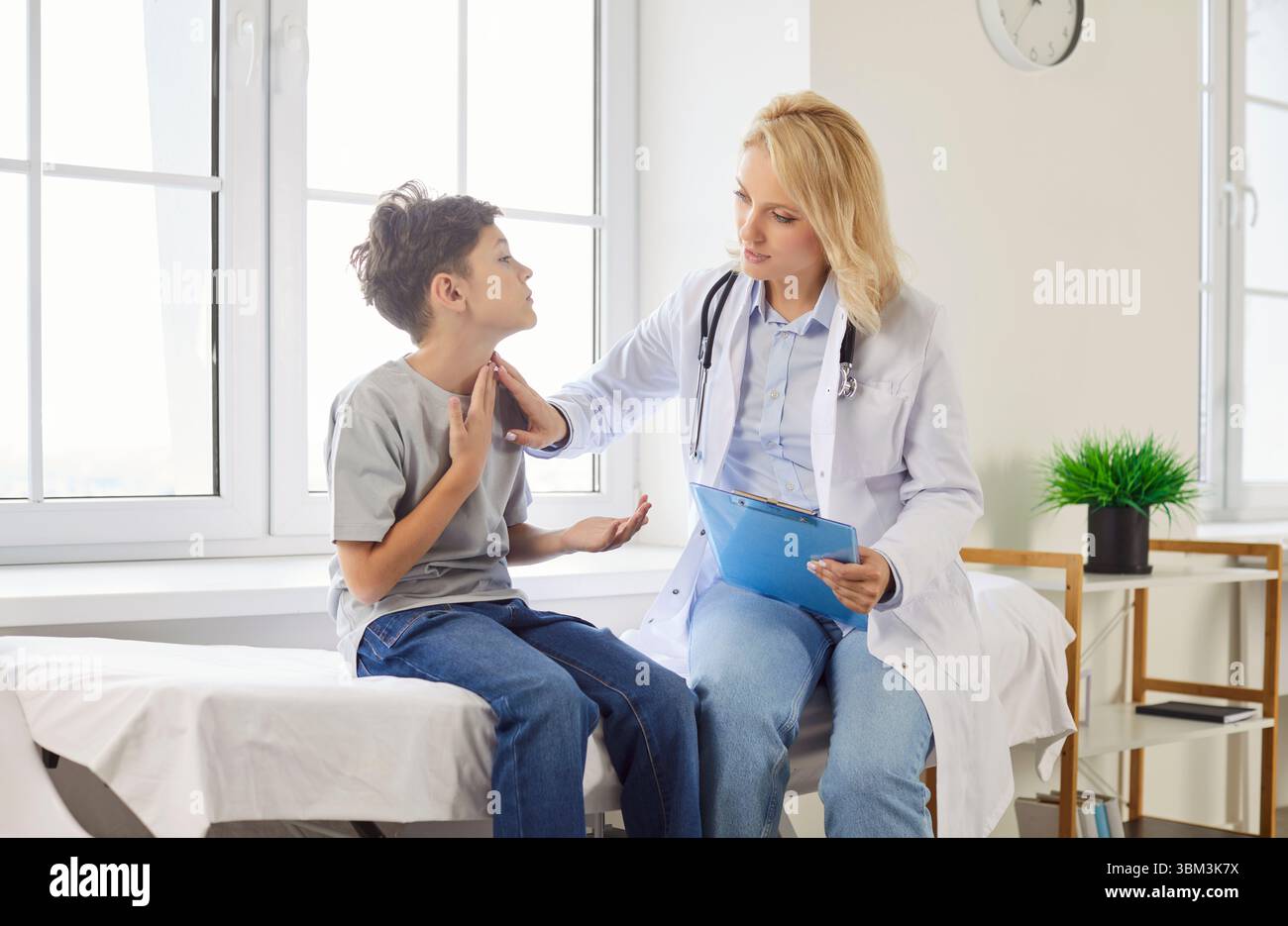 Garçon à la clinique se plaint d'un mal de gorge, gros plan Banque D'Images