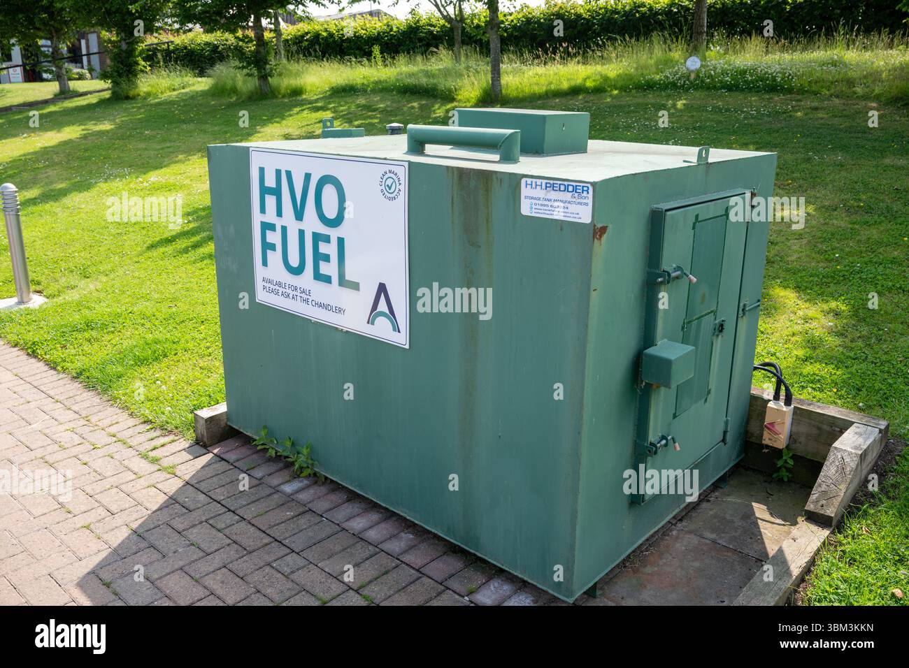 Un grand réservoir en acier de HVO, huile végétale hydrotraitée, carburant dans une marina Inlad Waterways où les propriétaires de bateaux peuvent remplir leurs bateaux étroits. Banque D'Images