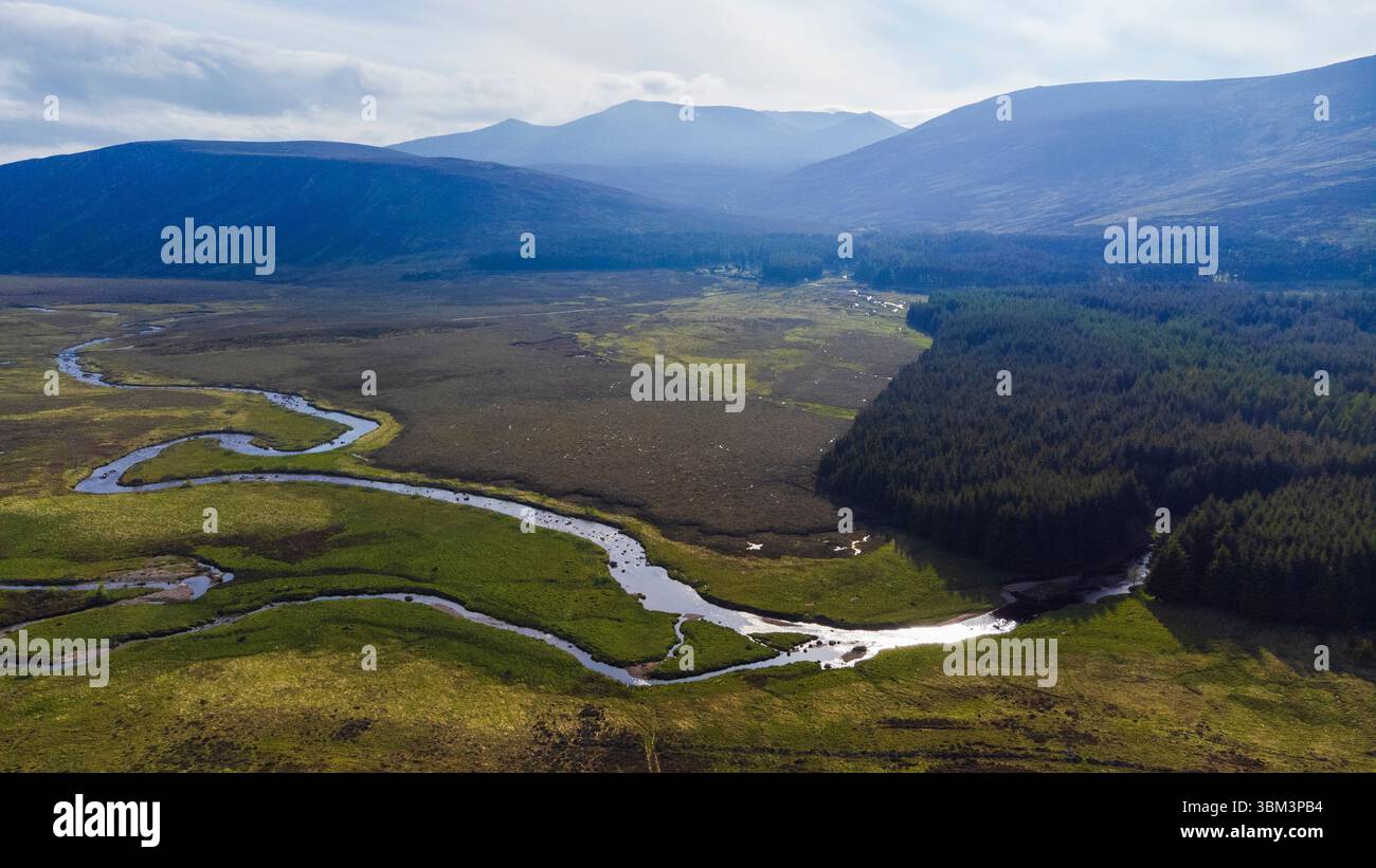 Vue aérienne de Glen Muick près de Ballater sur le domaine Balmoral dans le parc national de Cairngorms dans les Highlands écossais d'Écosse au Royaume-Uni Banque D'Images
