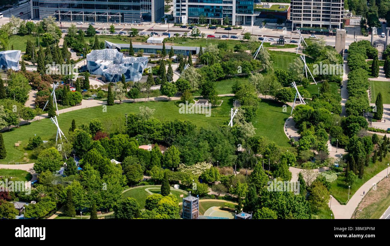 Photographie aérienne de Maggie Daly Park, Downtown Chicago, Illinois, États-Unis par un beau matin d'été. Banque D'Images