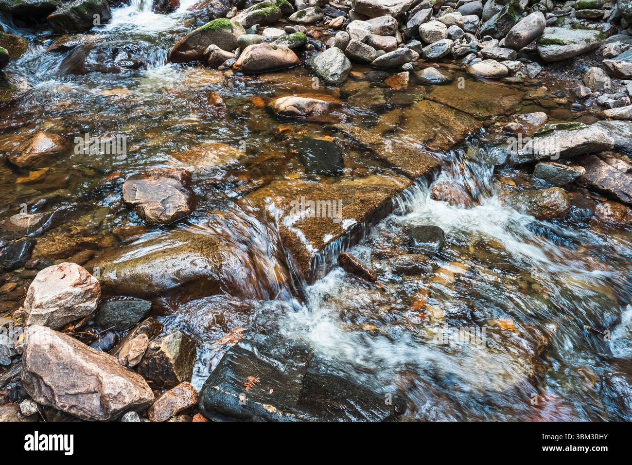 La fondation d'un vieux barrage de moulin enlevé dans la rivière Olterudelva, Toten, Norvège. Banque D'Images
