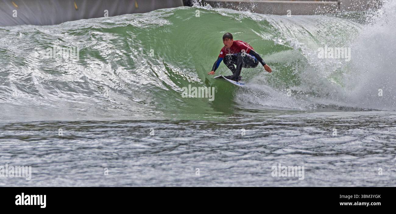 Lost Shore Surf Resort, Ratho, Newbridge, Édimbourg. 24 juin 2025 24 des meilleurs surfeurs d’Europe ont été invités pour une vitrine de surf révolutionnaire organisée dans le plus récent parc à vagues intérieur d’Europe lors du premier Hi-Land Fling. Avec un troisième titre masculin écossais consécutif pour Craig McLachlan en avril 2025, cette compétition était un type de lieu différent de la haute mer ou de l’océan auquel il est habitué. Craig est entré dans les manches finales à la 4e place après avoir obtenu un score de 9,33 y compris le baril sur la photo. Les finales sont terminées à 18h30 ce soir.. Credit : Arch White/Alamy Live news Banque D'Images