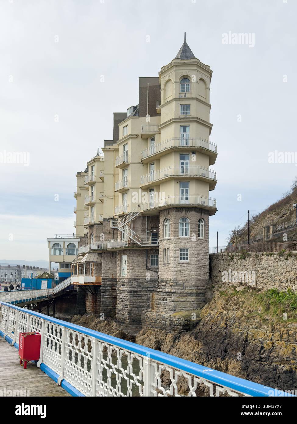 Llandudno, pays de Galles, Royaume-Uni - 20 mars 2025 ; Grand Hotel sur le front de mer de Lundudno propriété de Britannia Hotels Banque D'Images