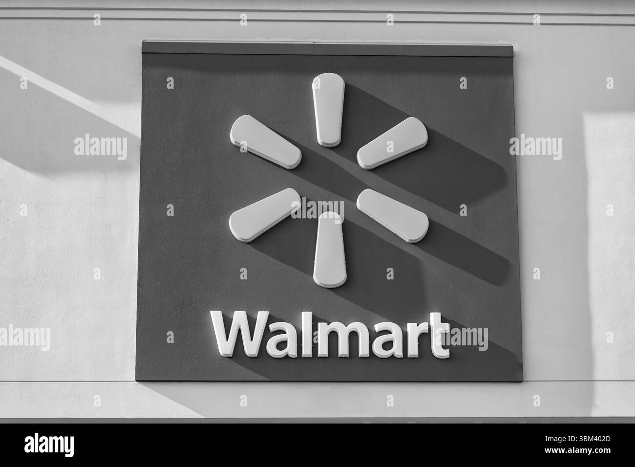 Chicago, États-Unis - 17 août 2024 : logo Walmart signe sur le magasin. Détaillant à rabais Walmart. Vue extérieure du logo du magasin Walmart. Banque D'Images