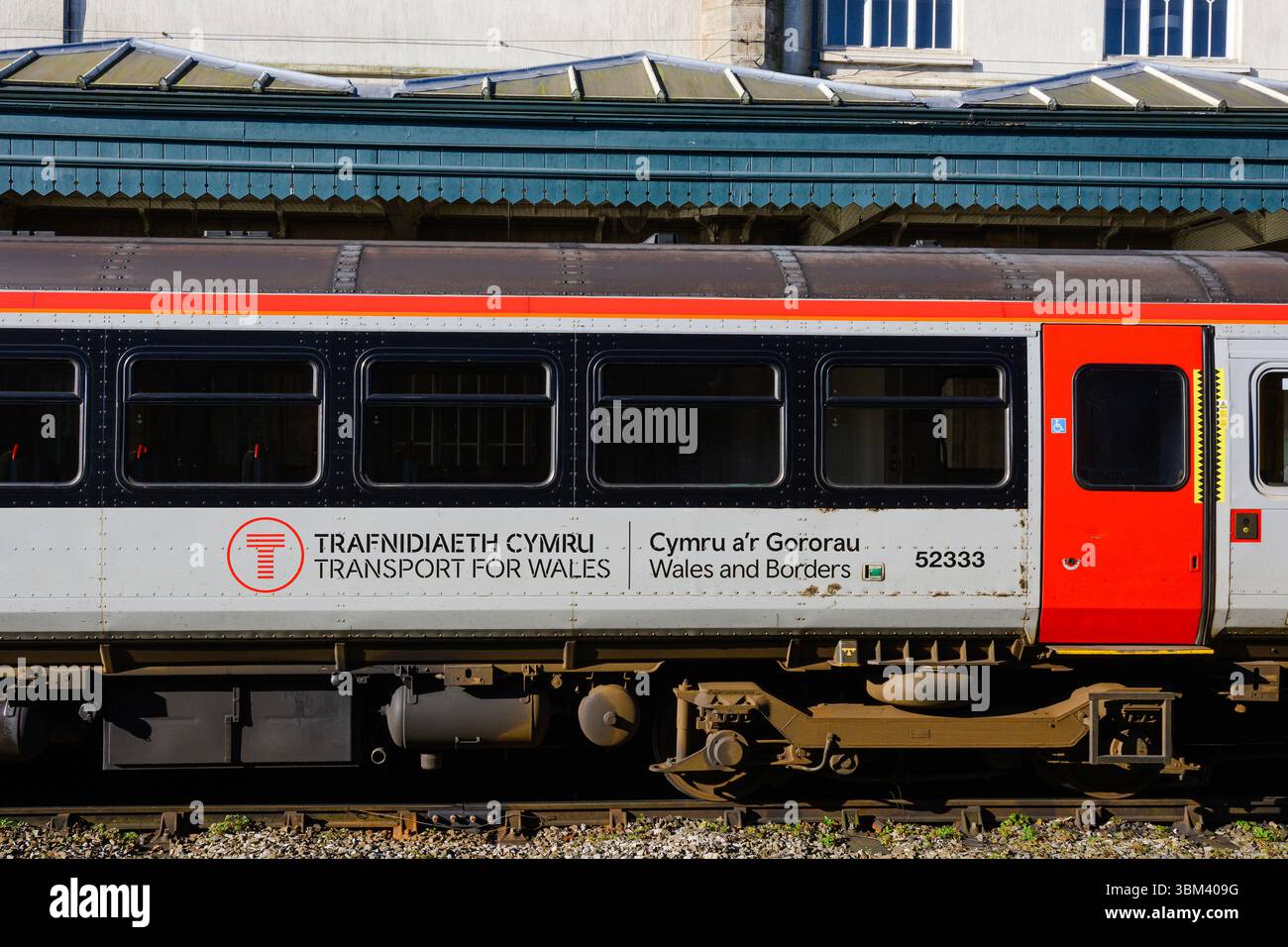 Shrewsbury, Angleterre, Royaume-Uni - 1er avril 2025 ; transport for Wales train avec panneau en anglais et gallois Banque D'Images