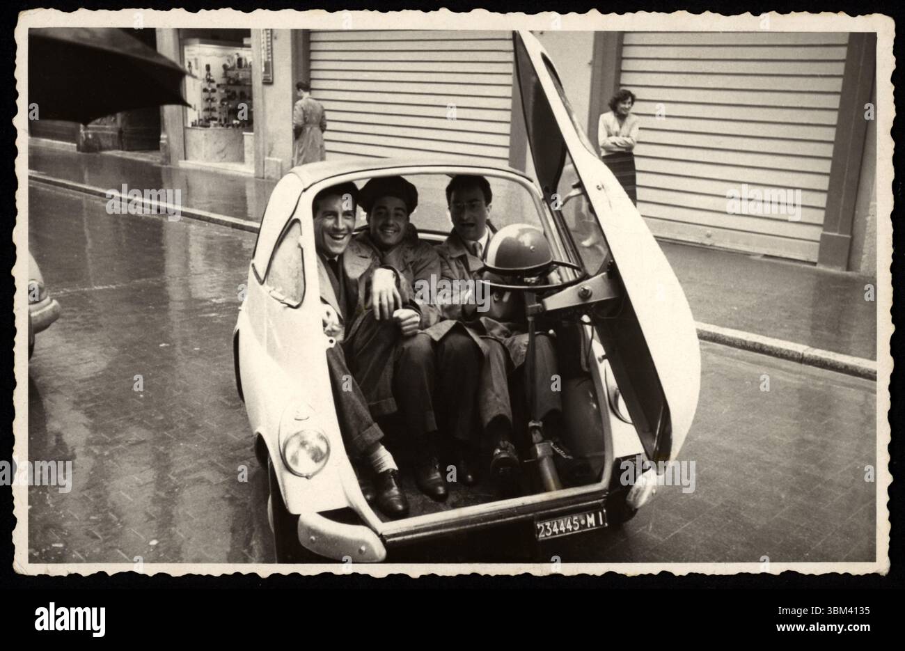 1956 c, Lodi , ITALIE : trois amis souriants à bord de la petite voiture italienne ISETTA ( ISO ) produite de 1953 à 1956 par l'usine automobile ISO à Bresso ( près de Milan ), de 1955 à 1962 pruced de la BMW allemande sous licence . En 1955, il s'agissait de la première voiture à faible consommation de carburant produite en série (un litre d'essence pouvait parcourir 100 km) avec un moteur monocylindre. C'était la voiture la plus vendue de tous les temps avec 16 728 unités sur le marché. Conçu par les ingénieurs aéronautiques italiens ERMENEGILDO PRETI et PIERLUIGI RAGGI pour l'industriel RENZO RIVOLTA de Bresso (Milan). Inconnu Banque D'Images