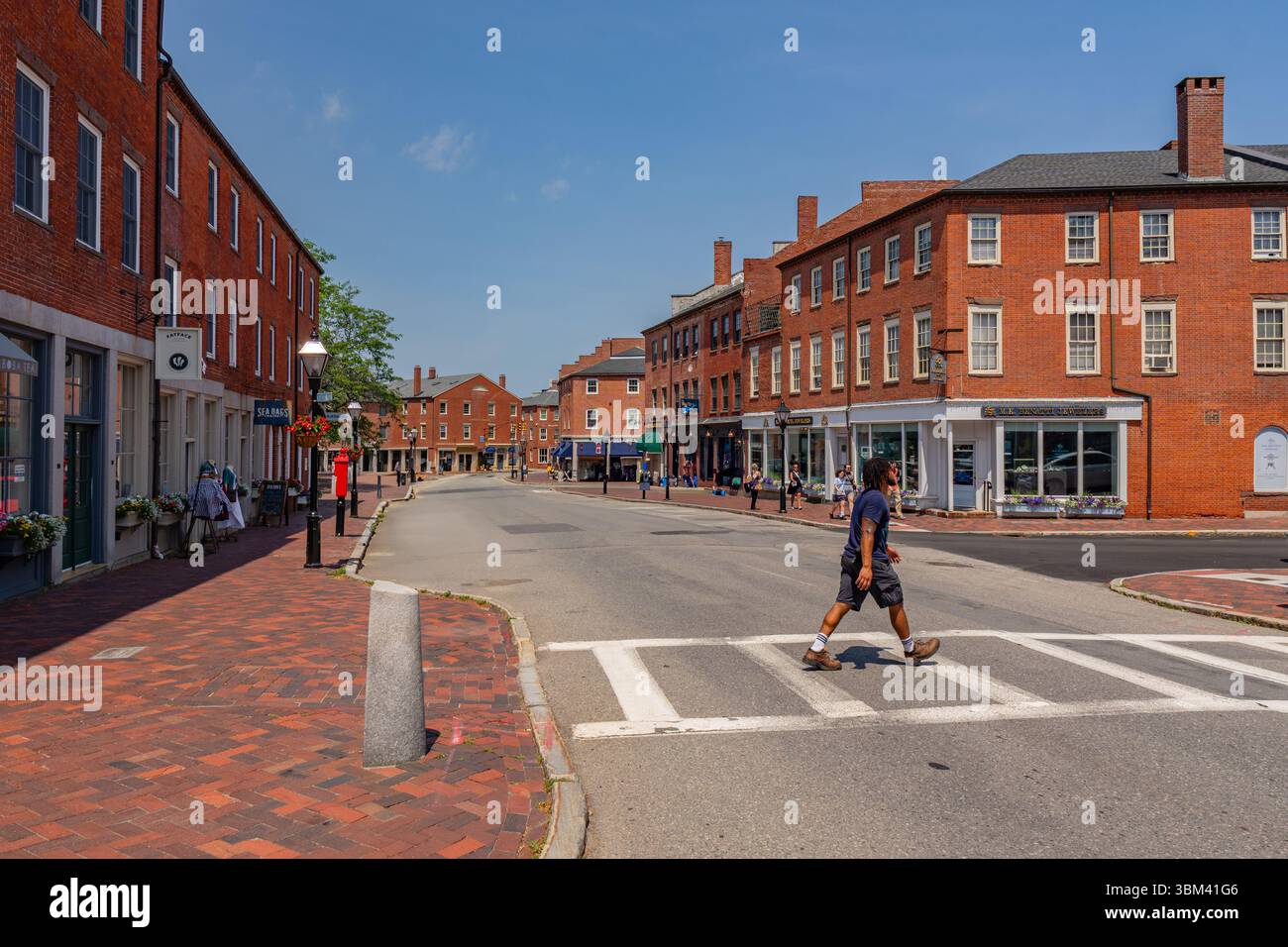 Newburyport, ma, US-23 juin 2025 : scène de rue dans le centre-ville historique avec des rues pittoresques et des bâtiments en briques du 19ème siècle. Banque D'Images
