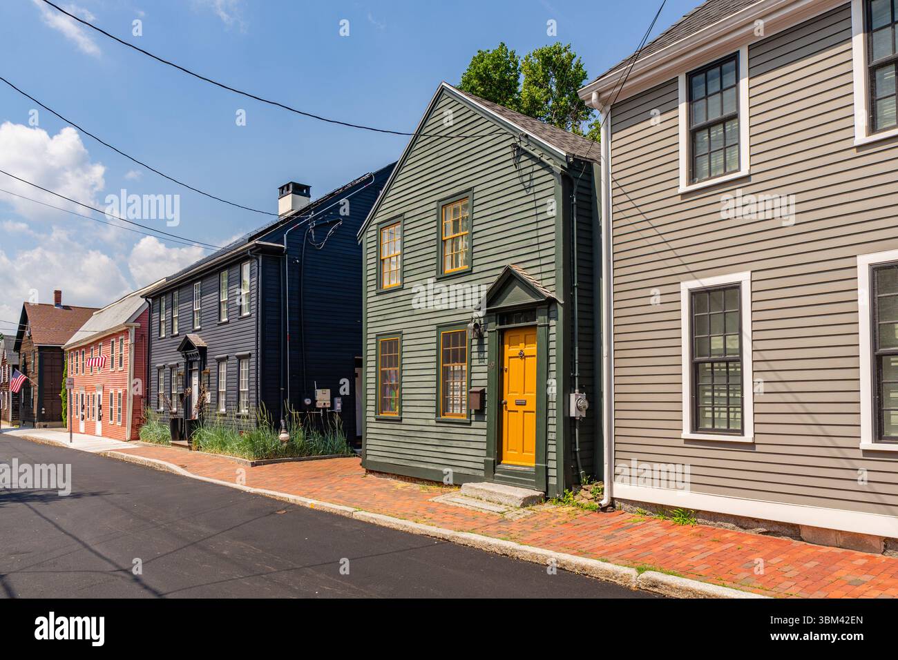 Newburyport, ma, US-23 juin 2025 : scène de rue dans le centre-ville historique avec des rues pittoresques et des bâtiments du 19ème siècle. Banque D'Images