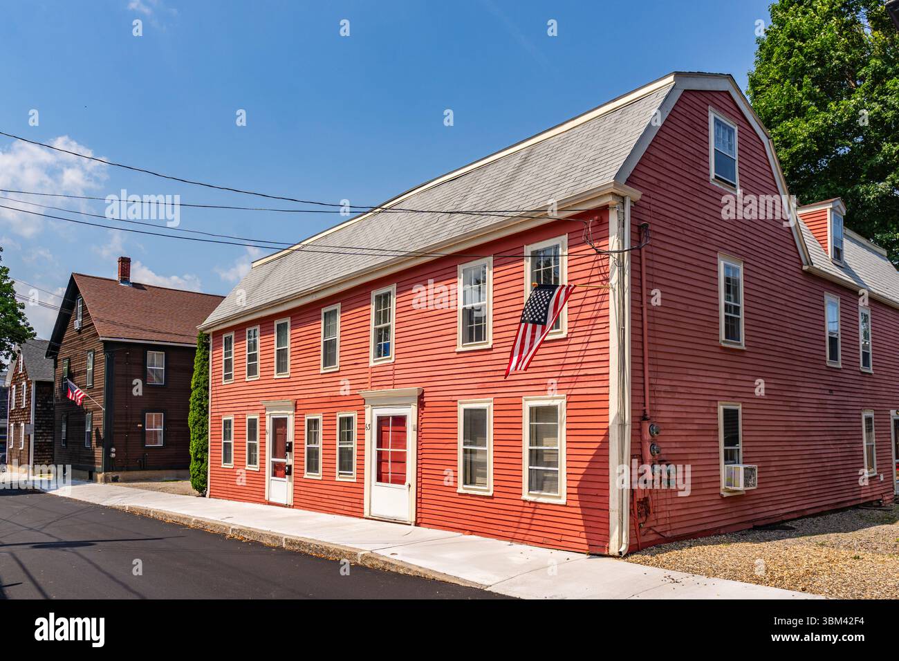 Newburyport, ma, US-23 juin 2025 : scène de rue dans le centre-ville historique avec des rues pittoresques et des bâtiments du 19ème siècle. Banque D'Images