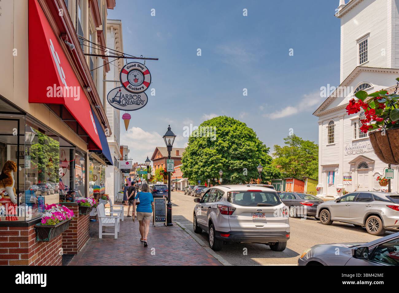 Newburyport, ma, US-23 juin 2025 : scène de rue dans le centre-ville historique avec des rues pittoresques et des bâtiments en briques du 19ème siècle. Banque D'Images