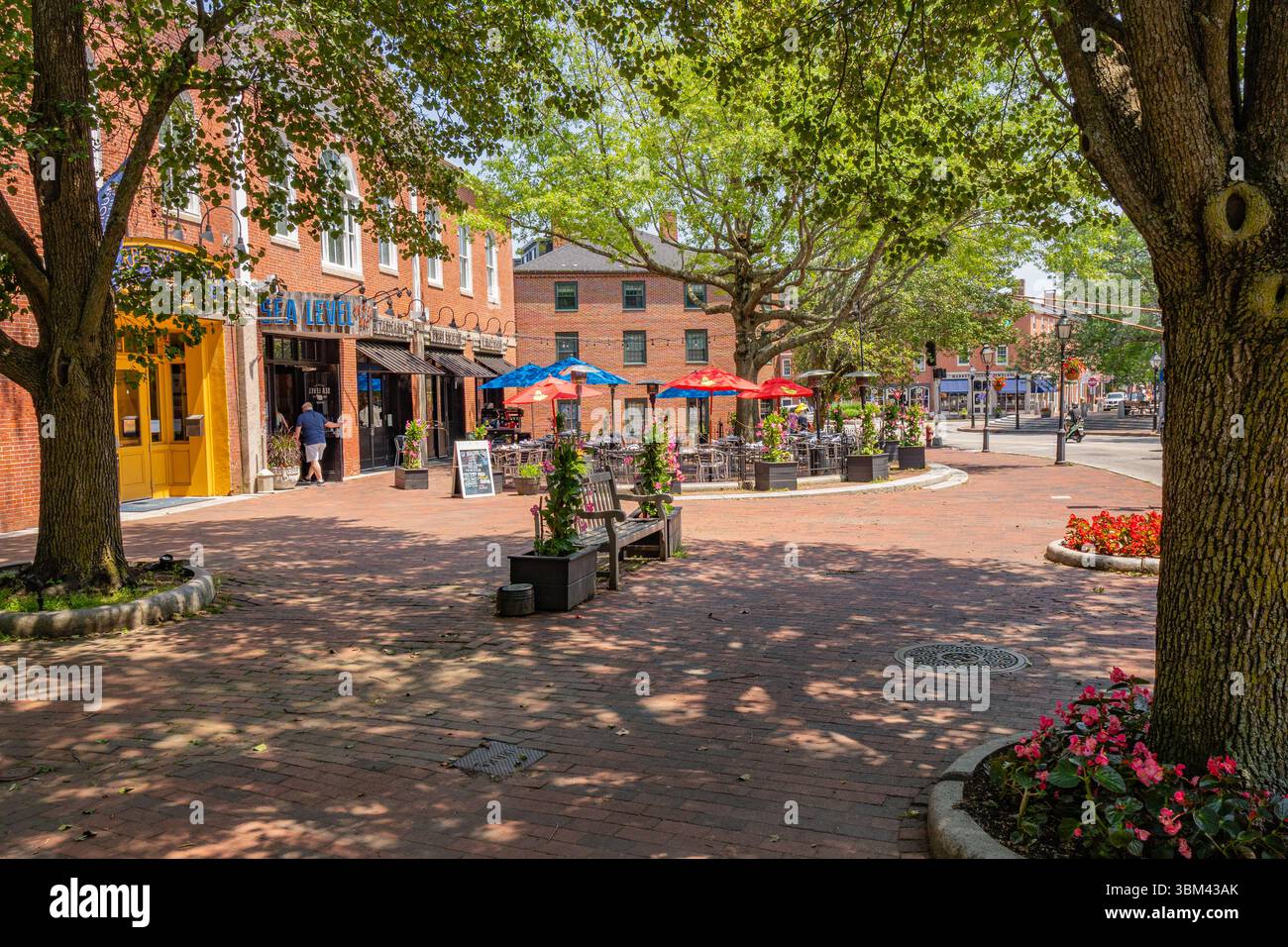 Newburyport, ma, US-23 juin 2025 : scène de rue dans le centre-ville historique avec des rues pittoresques et des bâtiments en briques du 19ème siècle. Banque D'Images