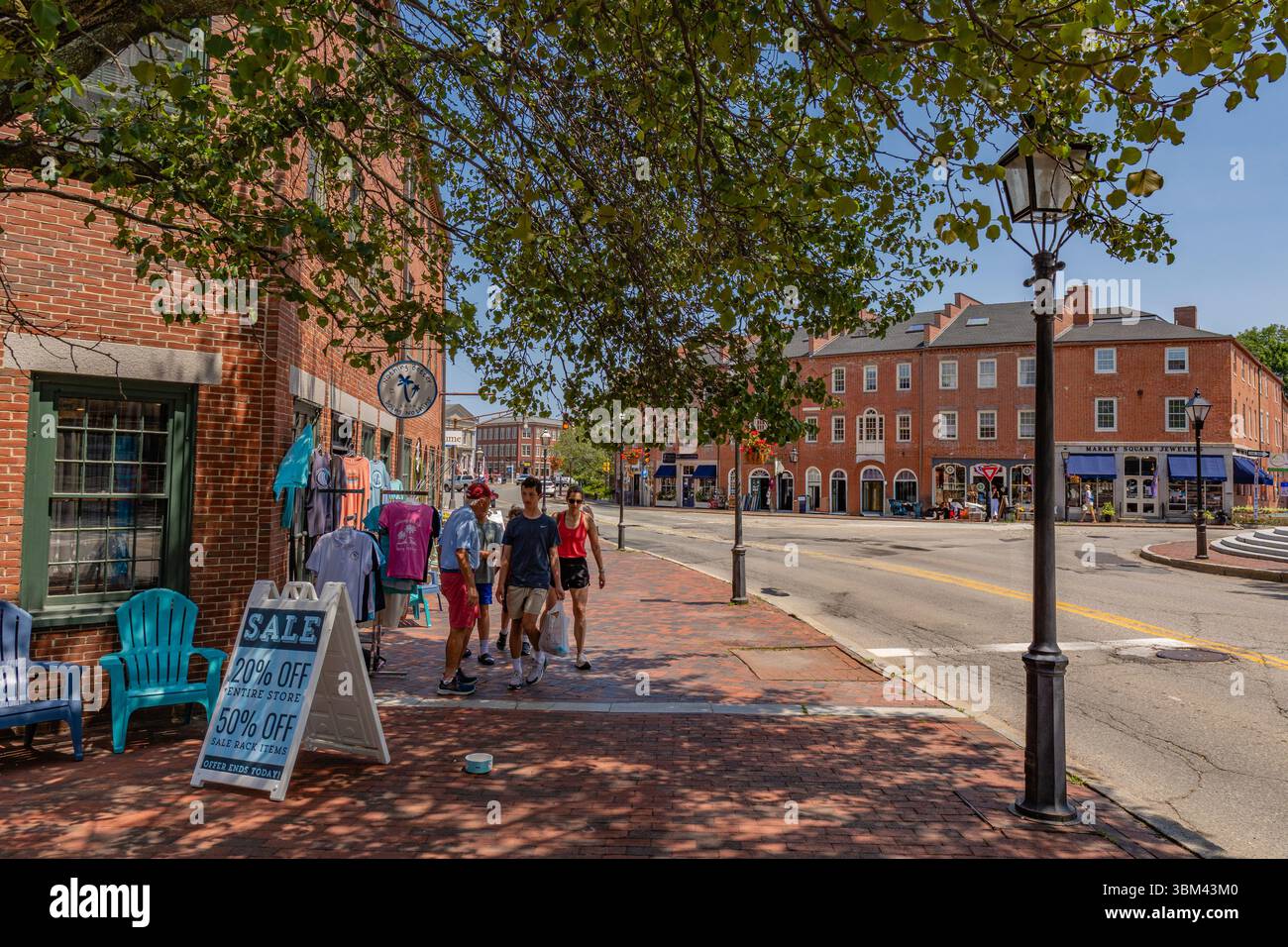 Newburyport, ma, US-23 juin 2025 : scène de rue dans le centre-ville historique avec des rues pittoresques et des bâtiments en briques du 19ème siècle. Banque D'Images
