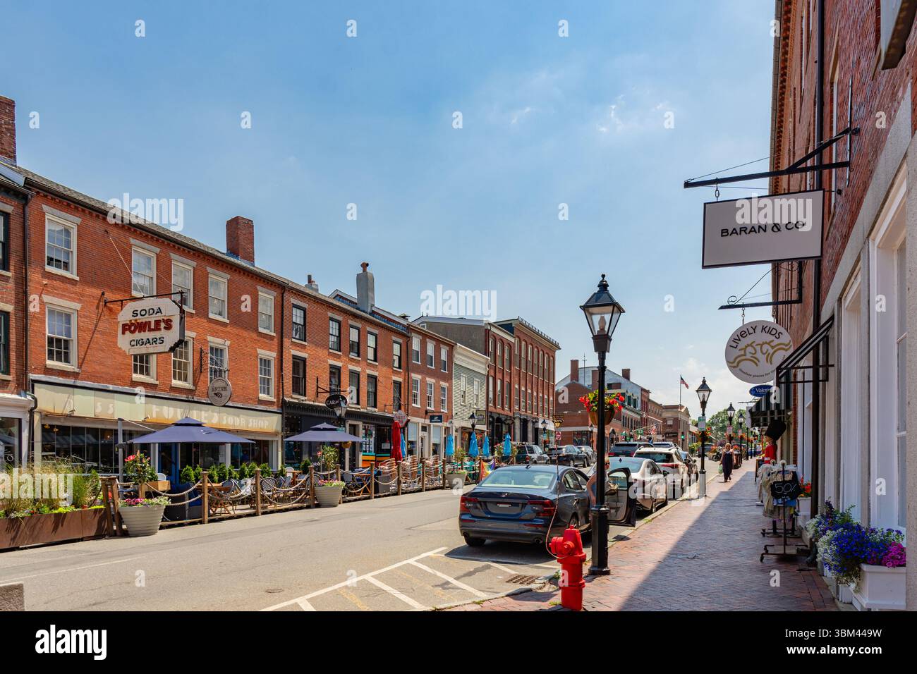 Newburyport, ma, US-23 juin 2025 : scène de rue dans le centre-ville historique avec des rues pittoresques et des bâtiments en briques du 19ème siècle. Banque D'Images
