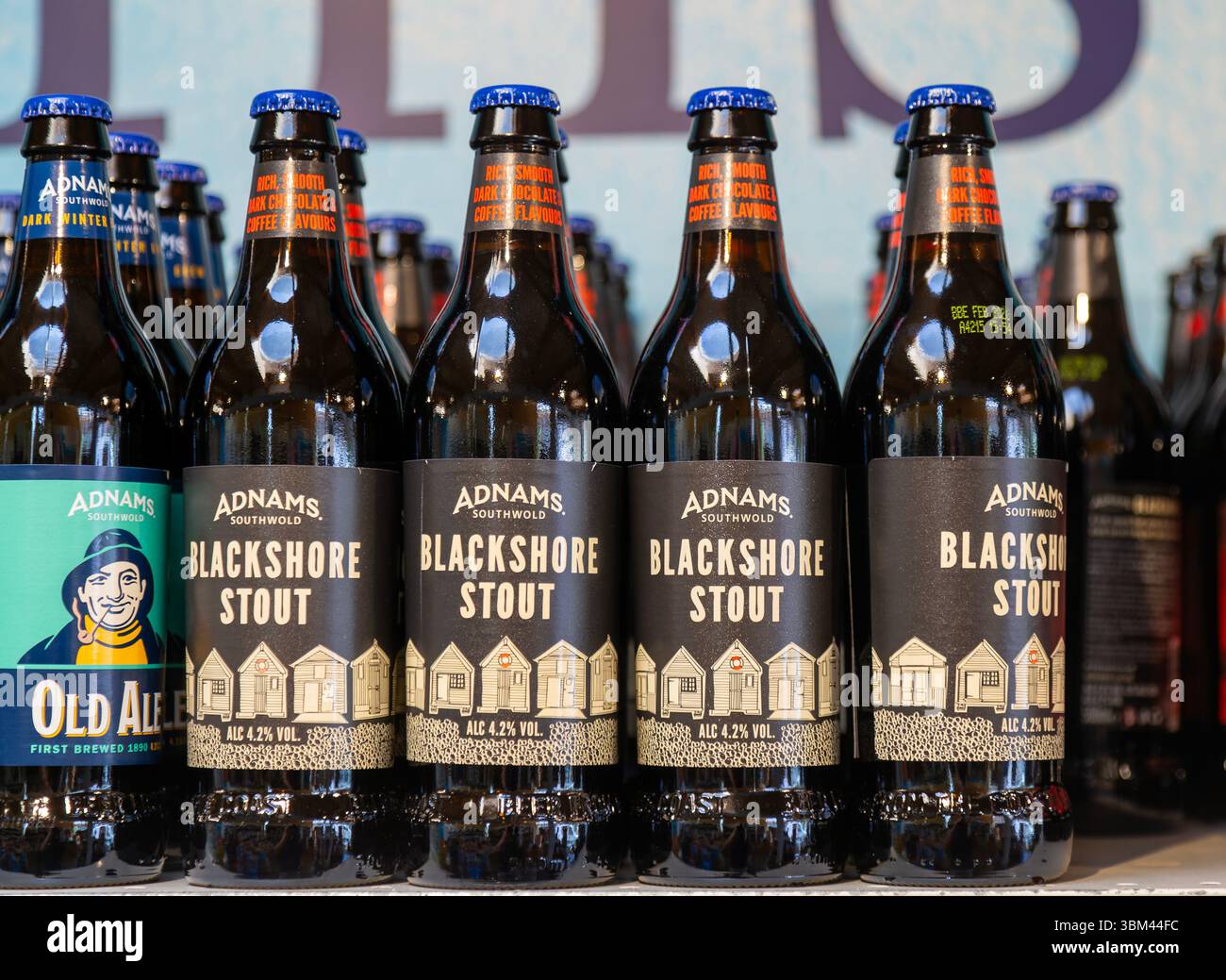 Adnams produits de bière exposés dans le magasin de brasserie, Southwold, Suffolk, Angleterre, Royaume-Uni - Blackshore Stout Banque D'Images