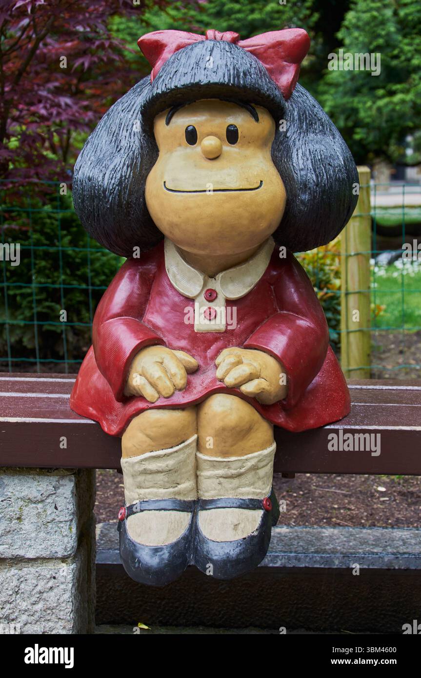 Oviedo, Espagne 26-05-2016 - gros plan détaillé du visage de Mafalda assis sur son banc dans le parc municipal d’Oviedo. Banque D'Images