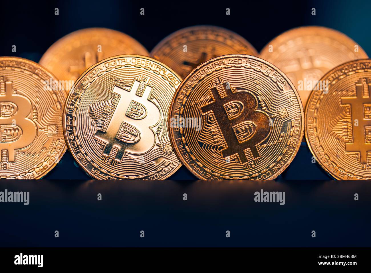 Gros plan sur les pièces d'or Bitcoin, les reflets de lumière douce, le concept de crypto-monnaie, le fond de la finance numérique, la technologie d'investissement financier Banque D'Images