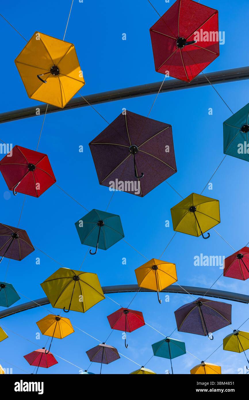 Poitiers, Nouvelle Aquitaine. France : 19 août 2024 : parapluies colorés suspendus dans les airs au-dessus de l'entrée du Futuroscope ou du Parc du Futuros Banque D'Images