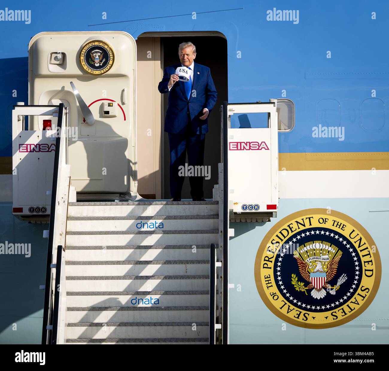 SCHIPHOL - Donald Trump, le président des États-Unis, arrive à l'aéroport de Schiphol sur Air Force One. Pour la première fois dans l'histoire de l'OTAN, les pays-Bas accueillent un sommet de l'OTAN. ANP KOEN VAN WEEL pays-bas Out - belgique Out Banque D'Images