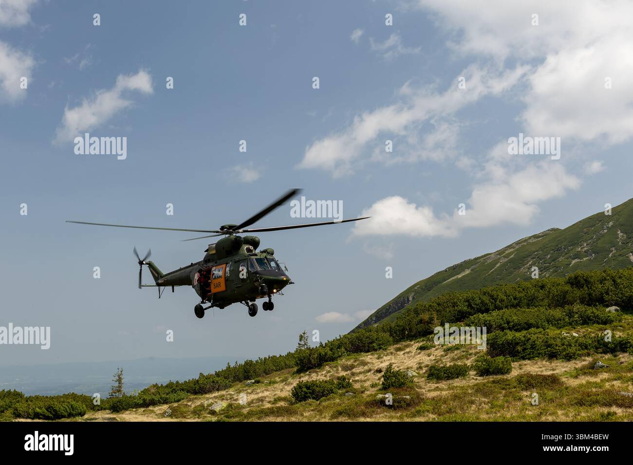 Hélicoptère de sauvetage dans les montagnes Tatra, Pologne. L'hélicoptère d'évacuation vole pour sauver des touristes coincés dans les montagnes Banque D'Images