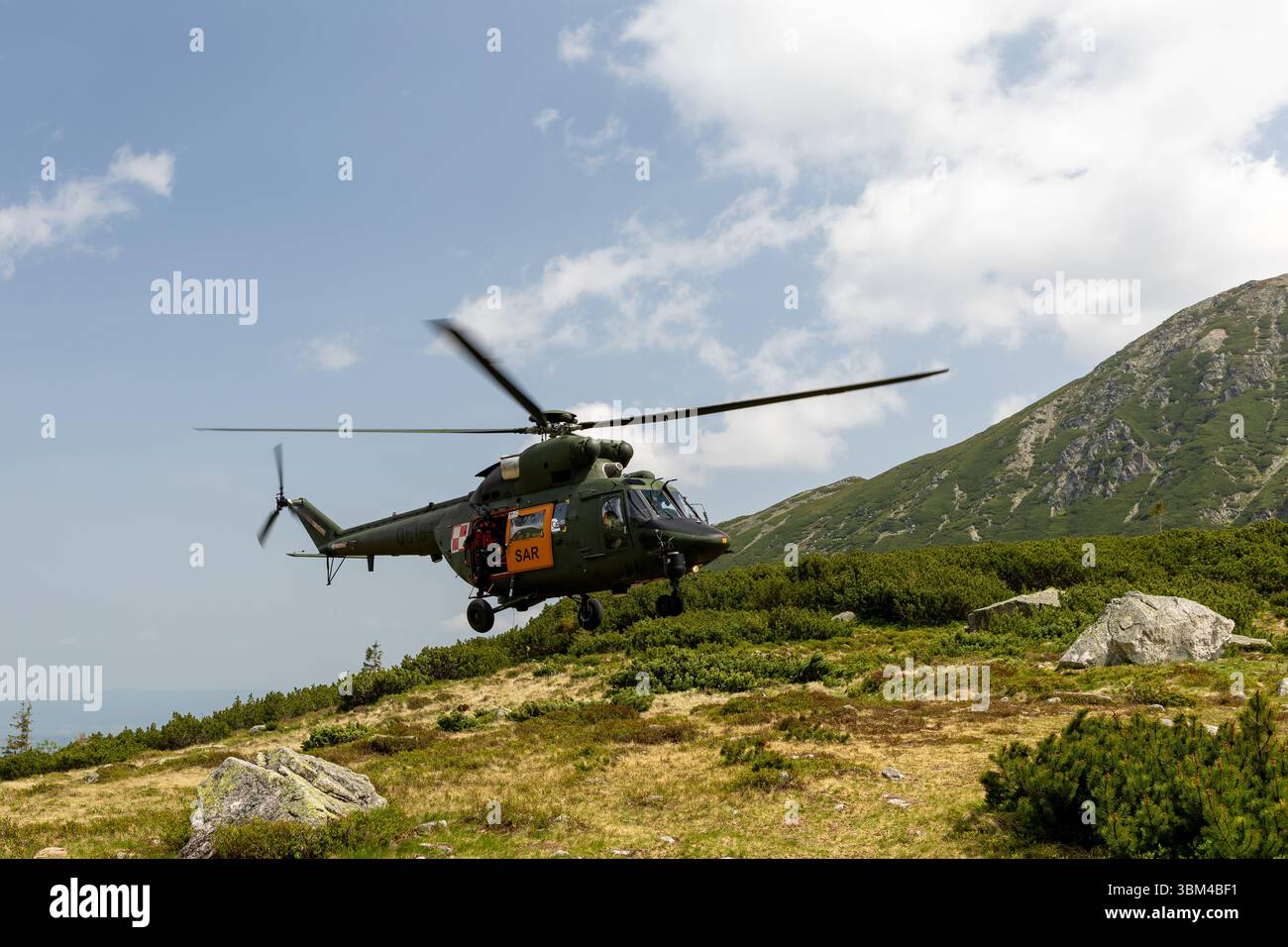 Hélicoptère de sauvetage dans les montagnes Tatra, Pologne. L'hélicoptère d'évacuation vole pour sauver des touristes coincés dans les montagnes Banque D'Images