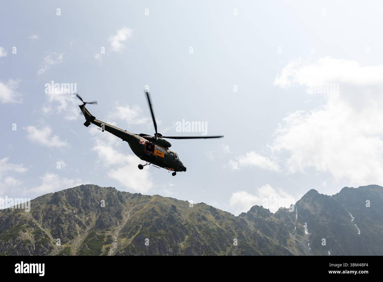 Hélicoptère de sauvetage dans les montagnes Tatra, Pologne. L'hélicoptère d'évacuation vole pour sauver des touristes coincés dans les montagnes Banque D'Images