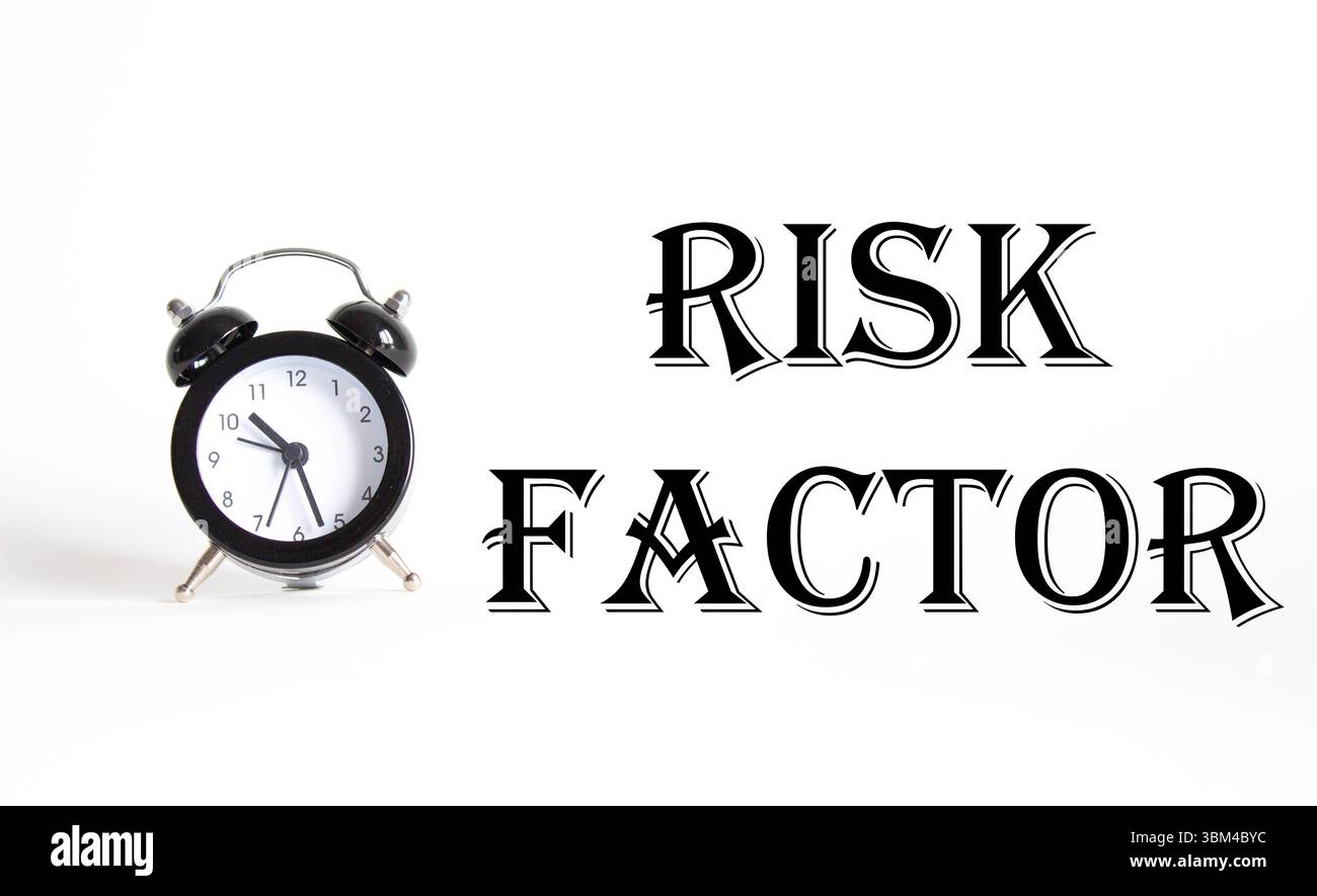 Symbole de facteur de risque. Concept mots facteur de risque sur beau fond blanc avec réveil. Concept de facteur d'entreprise et de risque. Copier l'espace. Banque D'Images