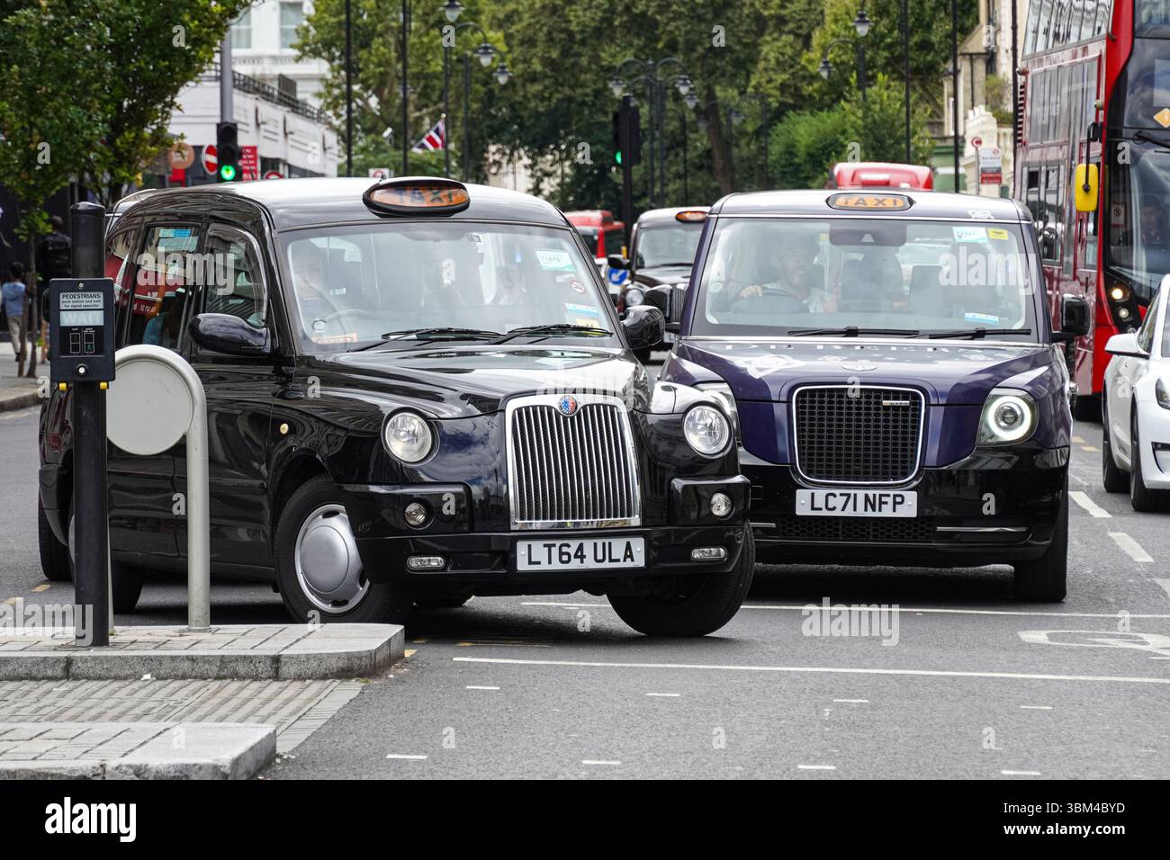 Ancien et nouveau taxi électrique noir à Londres Angleterre Royaume-Uni Royaume-Uni Banque D'Images