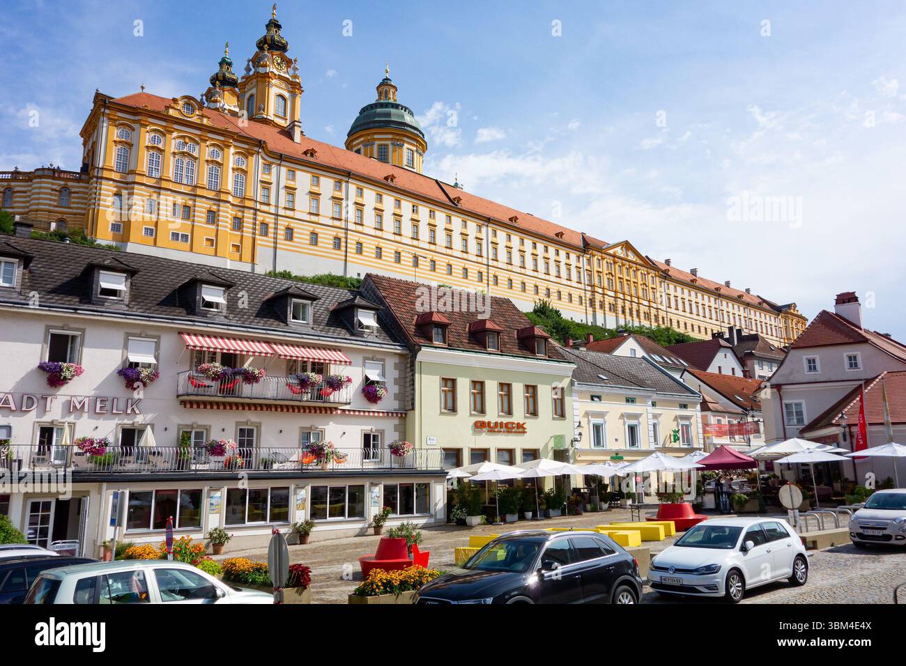 MELK, AUTRICHE - 1er AOÛT 2021 : Stiftskirche Stift Melk château en Autriche, rue Sterngasse, par jour ensoleillé Banque D'Images