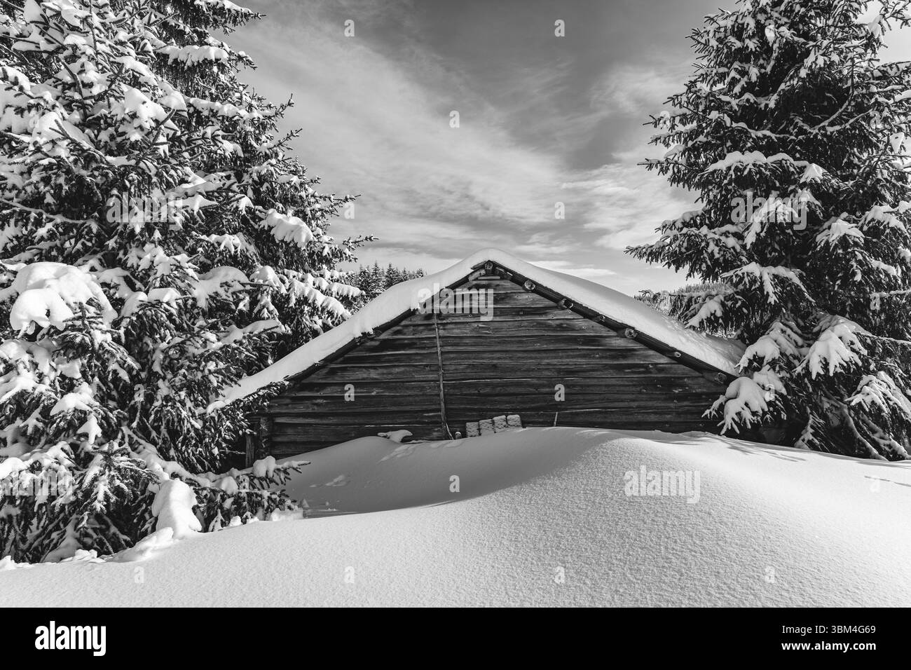 Une ancienne grange en rondins des fermes d'été Anfinnsetra des collines de Totenaasen, Norvège, en février. Banque D'Images