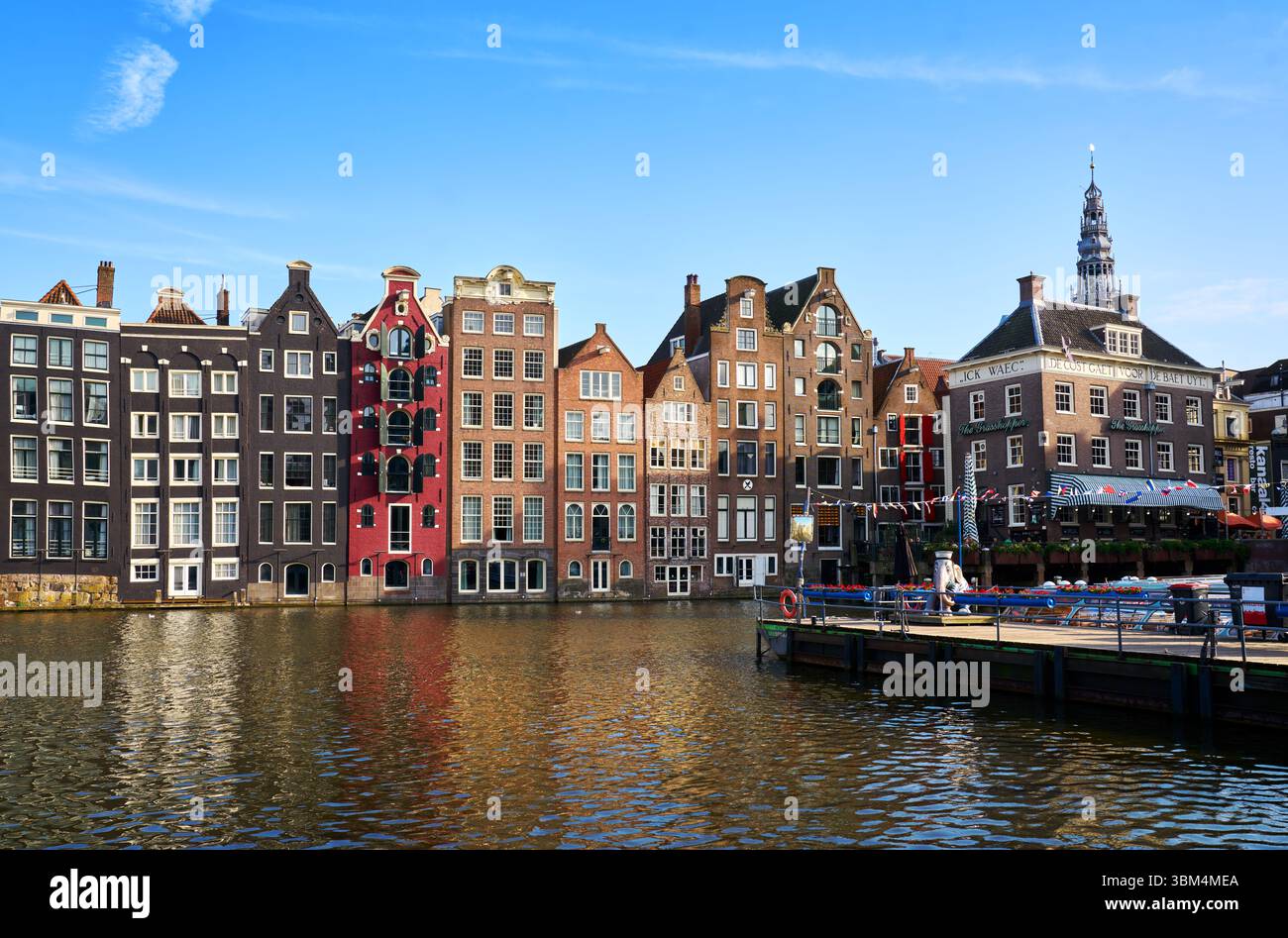 Amsterdam, pays-Bas – 17 septembre 2024 Damrak Dancing Houses Amsterdam pays-Bas. Les célèbres maisons de danse Damrak d'Amsterdam et le canal touristique. Banque D'Images